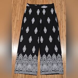 NWOT Roz & Ali Black and White Patterned Pants